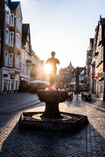 Rattenfängerbrunnen im Gegenlicht