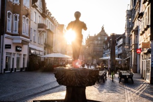 Rattenfängerbrunnen im Gegenlicht