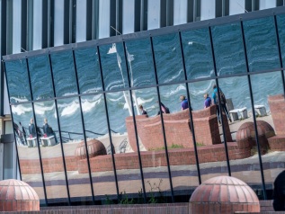 Reflektionen im Fenster der Klinik Norderney