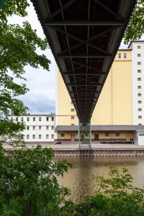 Versorgungsbrücke über die Hafeneinfahrt