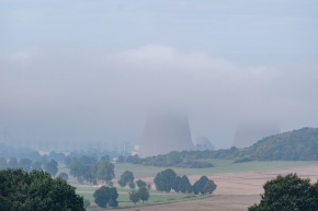 Kraftwerk Grohnde im Nebel