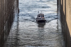 Ein Boot  fährt in die Schleuse ein, bei der Größe der Schleuse sieht es aus wie ein Spielzeug