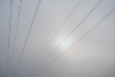 Seile einer Freileitung im Nebel