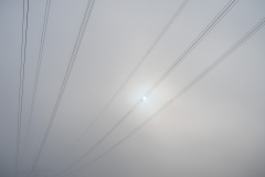 Seile einer Freileitung im Nebel