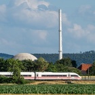 ICE vor dem Kernkraftwerk Grohnde