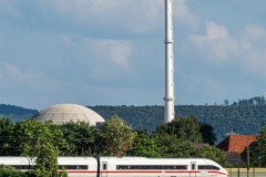 ICE vor dem Kernkraftwerk Grohnde