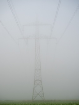 Höchstspannungsleitung im Nebel