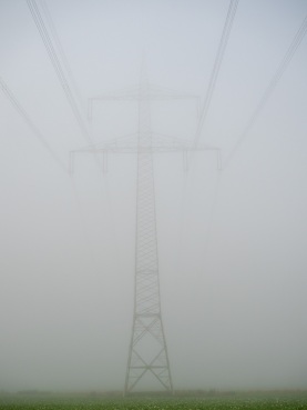 Höchstspannungsleitung im Nebel