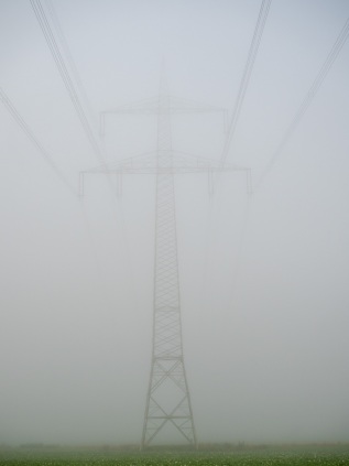 Höchstspannungsleitung im Nebel
