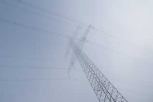 Höchstspannungsleitung im Nebel
