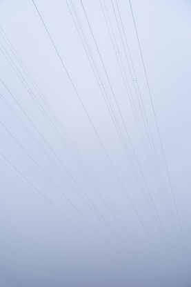 Höchstspannungsleitung im Nebel