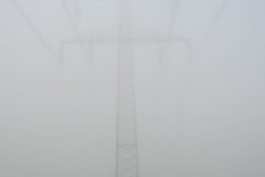 Höchstspannungsleitung im Nebel
