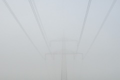 Höchstspannungsleitung im Nebel
