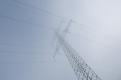Höchstspannungsleitung im Nebel