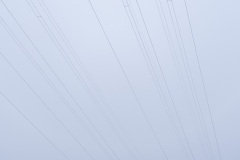 Höchstspannungsleitung im Nebel