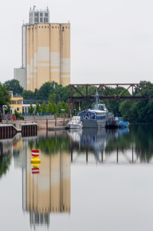 Hafeneinfahrt mit Silo